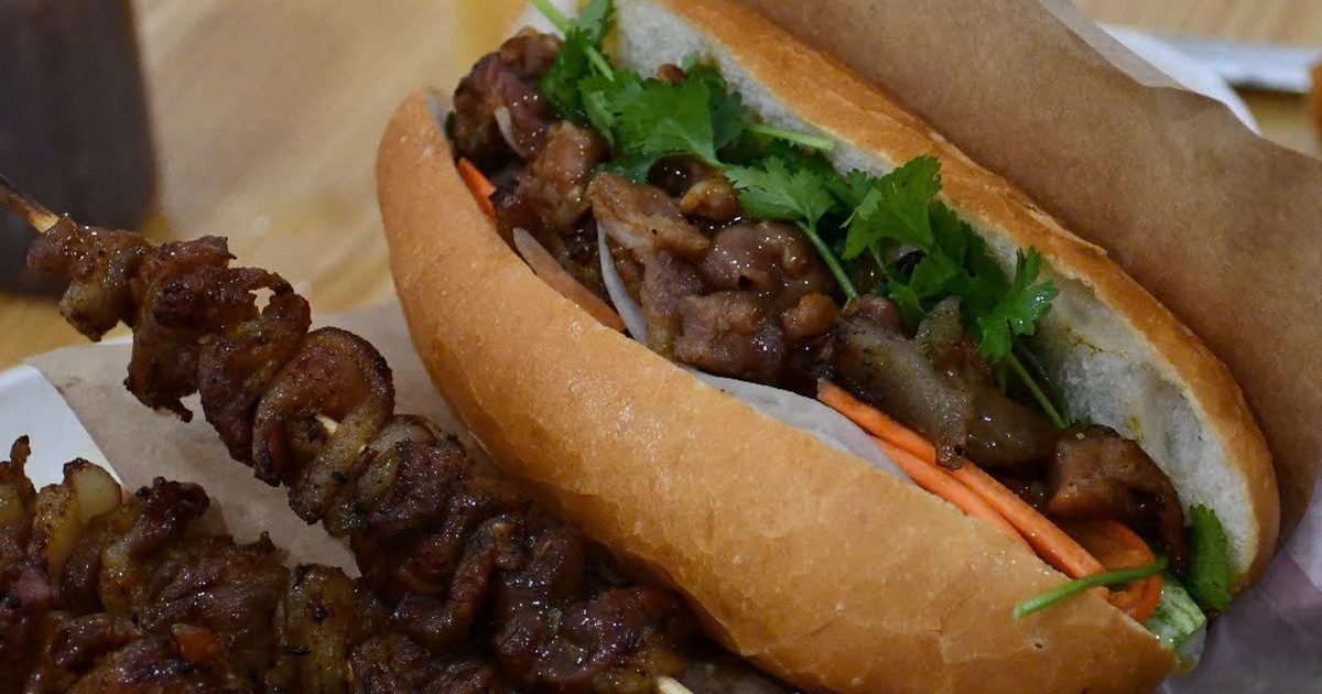 Bánh mì thịt nướng Sài Gòn và xiên thịt nướng than của Lửa Than